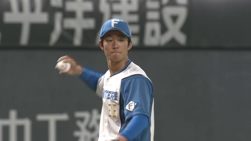 7回表・F石井一成 チームを救う好守!! 鋭い打球をダイビングキャッチする!!