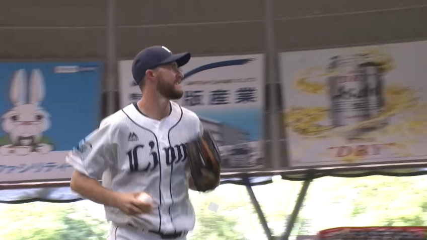 4回表・Lジャンセン・ウィティ 頭上を越えそうな打球をジャンピングキャッチ!!