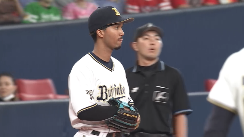 5回表・B宗佑磨 三塁線への強い打球に横っ飛びで反応してアウトにする!!