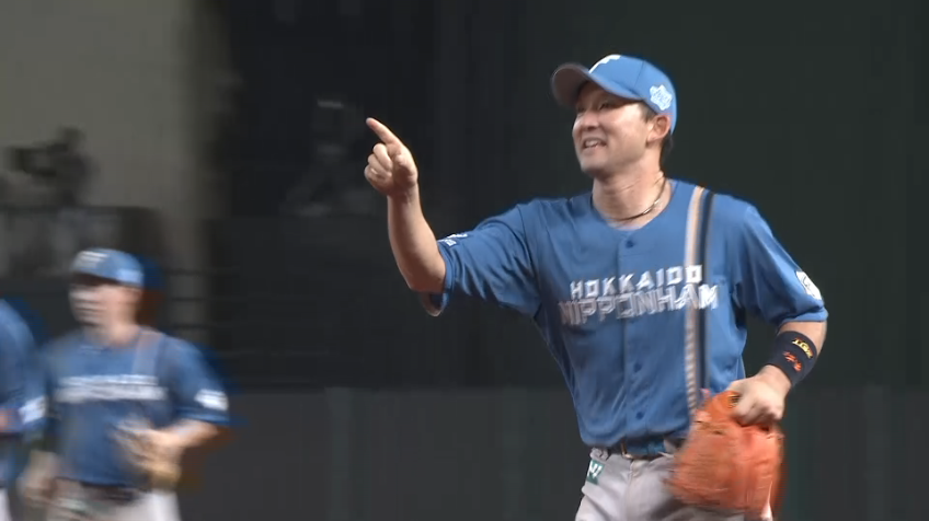 7回裏・F杉谷拳士 飛びついた!! 好プレーでアウトに!!