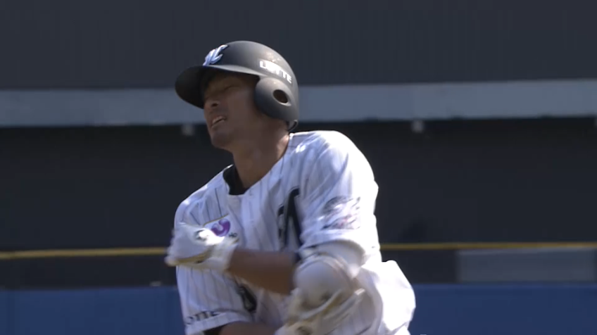 3回裏・M荻野貴司 自慢の快足!! セーフティバントでチャンスメイク!!