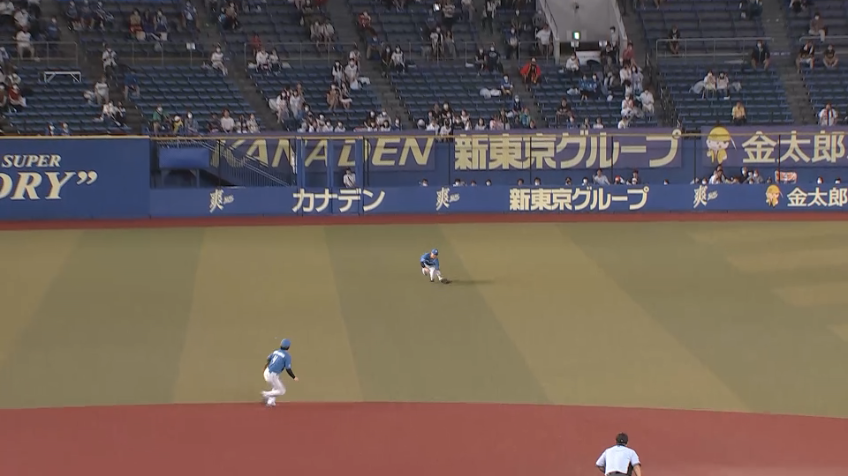 8回裏・F近藤健介 深い守備位置から前進してダイビングキャッチ!!