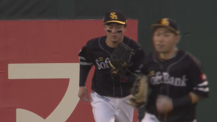 3回裏・H牧原大成 センターへの大飛球をジャンピングキャッチ!! 先発・H大竹耕太郎を救う!!