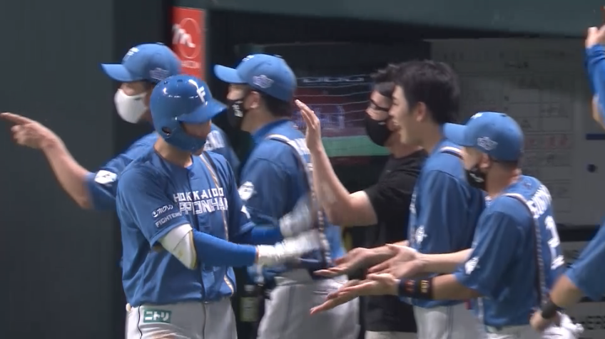 10回表・F石井一成 値千金の一発!! 勝ち越しの2ランホームランを放つ!!