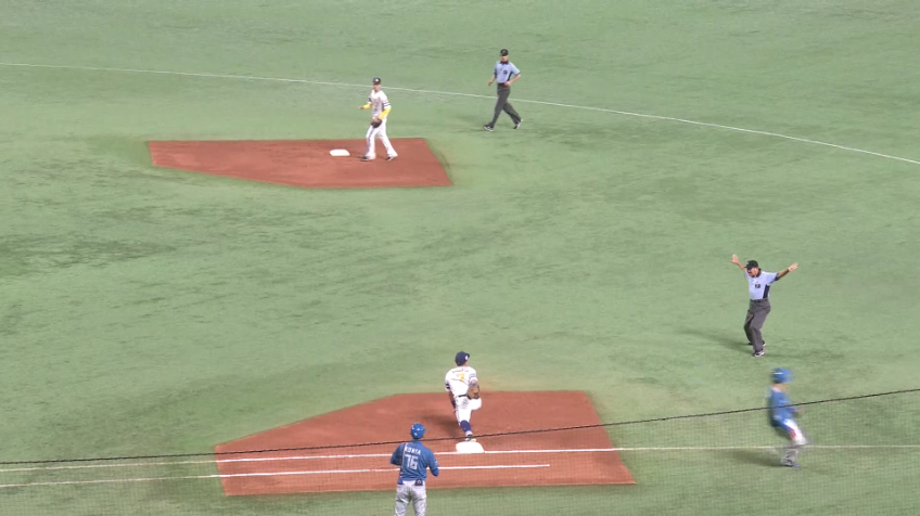 2回表・F宮田輝星 俊足を生かす!! プロ初ヒットとなる内野安打!!