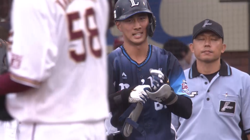 5回表・L長谷川信哉 嬉しいプロ初安打!! 食らいついて放った打球は二遊間を抜けセンター前へ!!