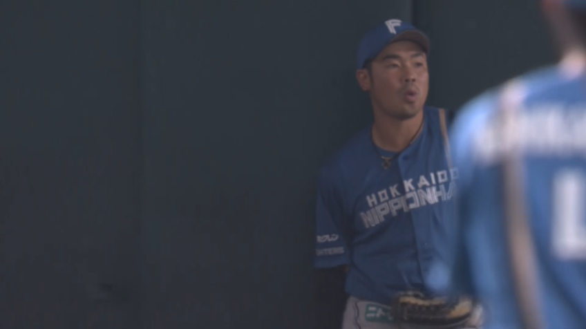 4回裏・F近藤健介 球際に強い!! 後方の打球を見事にダイビングキャッチ!!