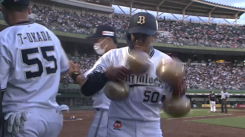 8回裏・B小田裕也 今季初ヒットはファンが待つライトスタンドへ消える2ランホームラン!!