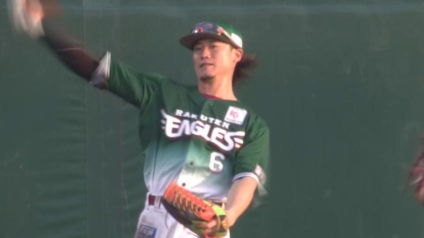 7回表・E西川遥輝 フェンス際の難しい打球をジャンピングキャッチ!!