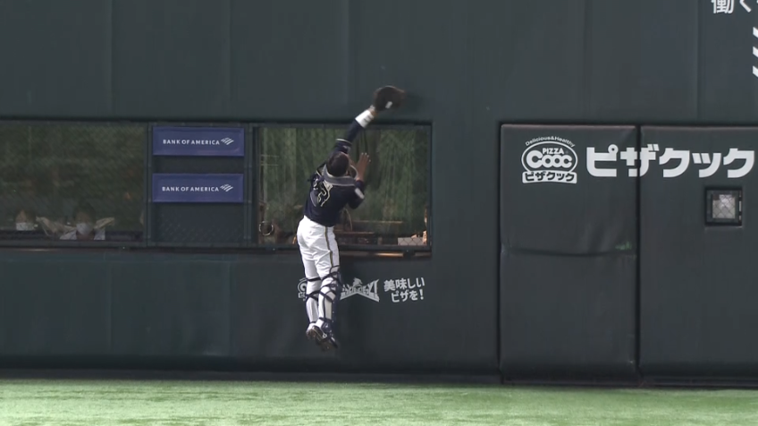 8回裏・B松井雅人 バックネット際の打球をジャンピングキャッチ!!