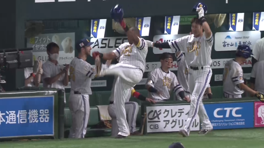 7回裏・Hデスパイネ まさにラッキー7!! 同点の第3号2ランホームラン!!