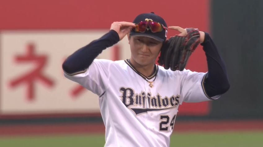 8回裏・B紅林弘太郎 三遊間の当たりを逆シングルで華麗に捌くファインプレー!!