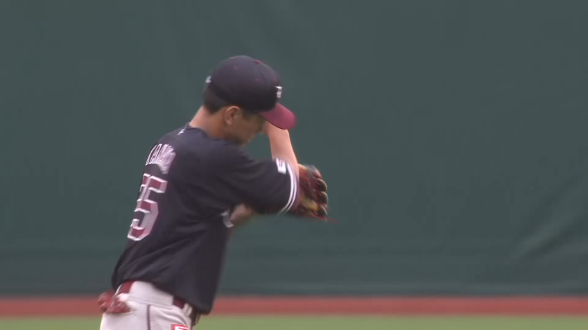 9回表・E田中和基 落ちそうな当たりを俊足を生かした守備範囲でキャッチする好プレイ!!