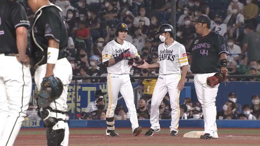 8回表・H周東佑京 意表突くセーフティーバントで俊足を見せつける!!