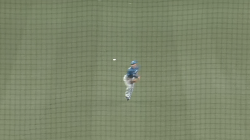 2回裏・F松本剛 センターからの好返球!! 2塁ランナーの生還は阻止!!