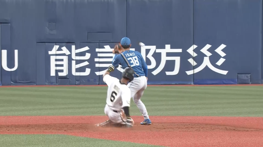 5回裏・B宗佑磨 センターフライで2塁へタッチアップ!!