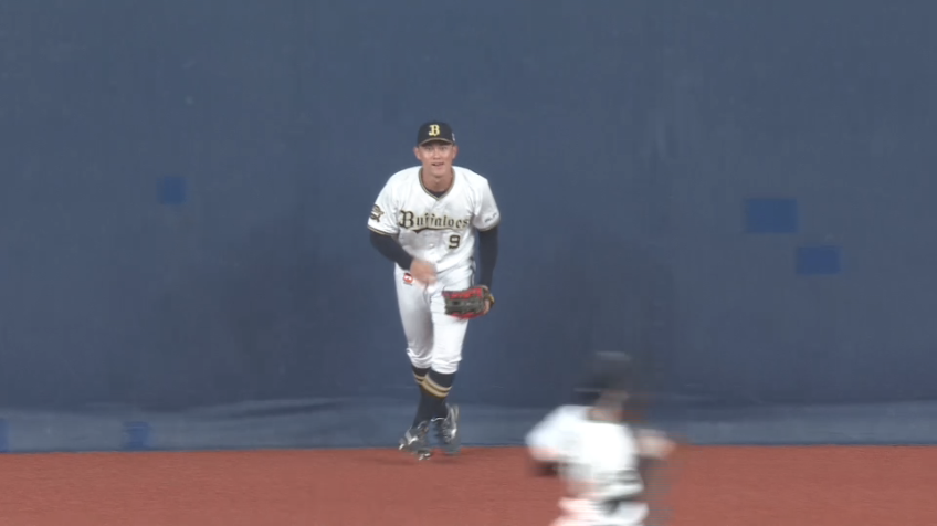 9回裏・B野口智哉 ウイニングボールを掴んだ!! 快足を飛ばして背走ナイスキャッチ!!