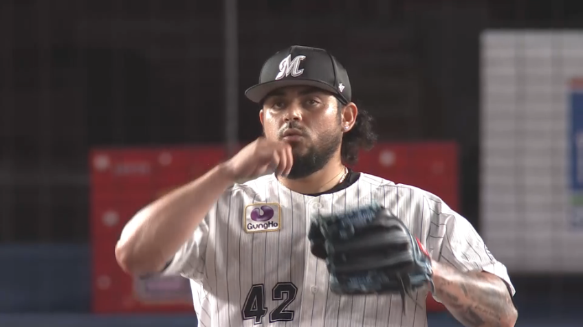 9回表・Mオスナ 3連投でも関係ない!! 最後の打者をライトフライに抑えてマリーンズが勝利!!