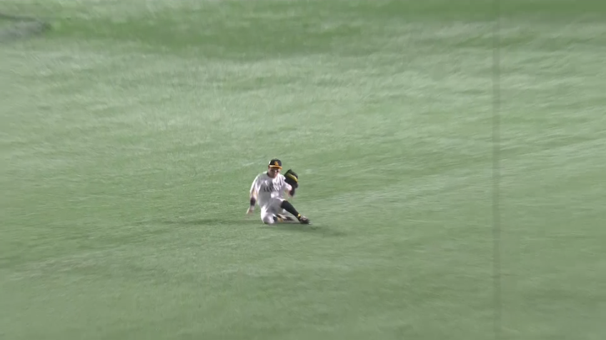 1回表・H牧原大成 ピンチの場面で投手を救うスライディングキャッチ!!