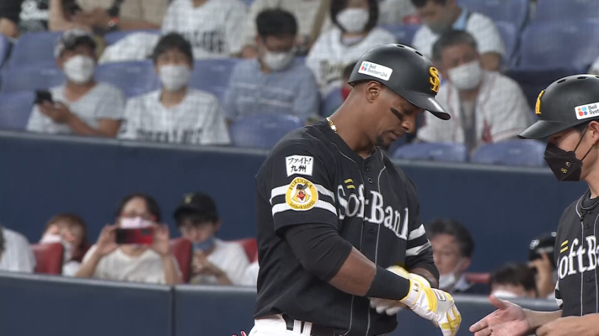 4回表・Hグラシアル 初球打ち!! センターへ勝ち越し2点タイムリーヒット!!