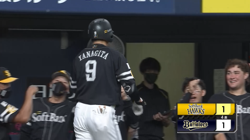 4回表・H柳田悠岐 バックスクリーン左へ飛び込む同点ソロホームラン!!