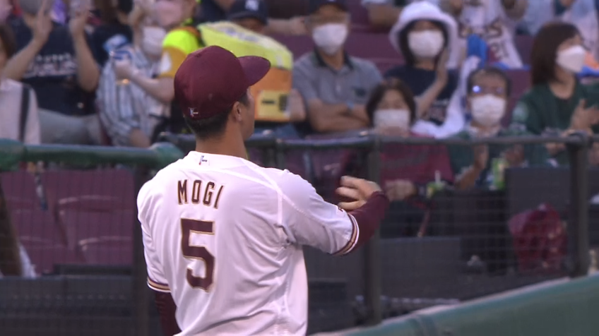 2回表・E茂木栄五郎 強烈なライナーをダイビングキャッチするファインプレー!!