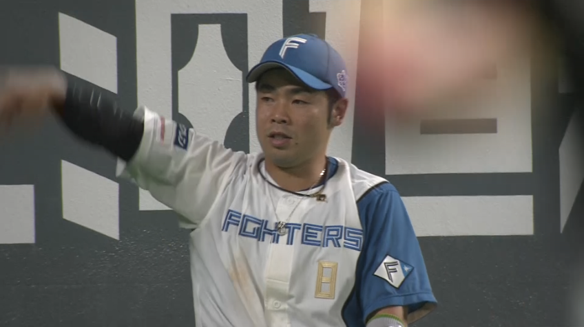 2回表・F近藤健介 フェンス激突を恐れない果敢なキャッチでピンチを救う!!