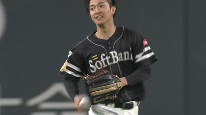 4回裏・H柳町達 守備範囲の広さみせる!! 難しい打球をランニングキャッチ!!