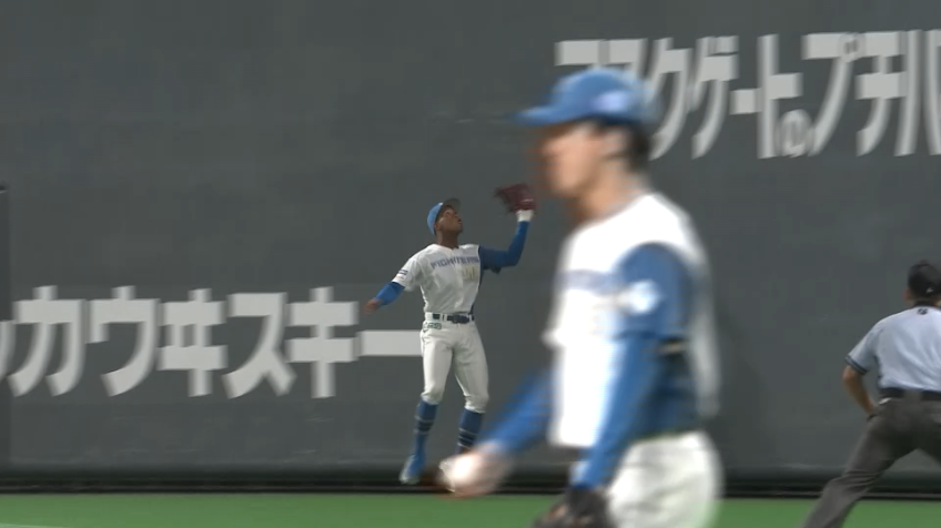 7回表・F万波中正 守備でも魅せる!! ファウル性の当たりをジャンピングキャッチ!!