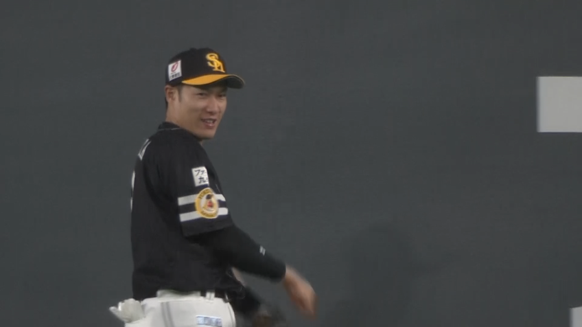 9回裏・H柳田悠岐 抜ければ長打の打球を華麗にランニングキャッチ!!