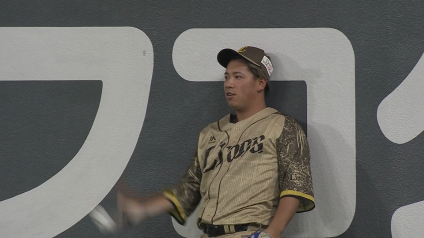 1回裏・L愛斗 ナイスプレー!! フェンス際の打球を見事にキャッチする!!