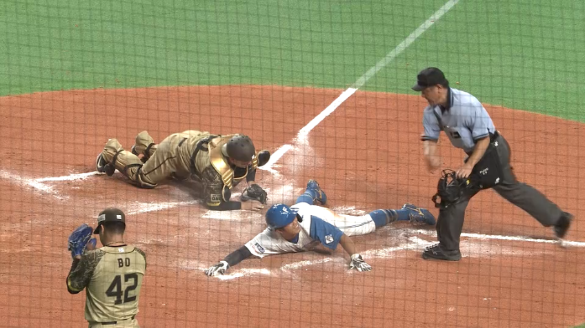 10回裏・L森友哉 得点を許さない!! 絶体絶命の場面でホームベースを死守する!!