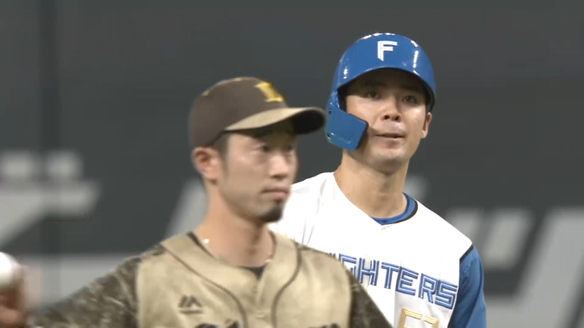 4回裏・F片岡奨人 俊足飛ばして2塁を陥れる!! プロ初となる2ベースヒットを放った!!