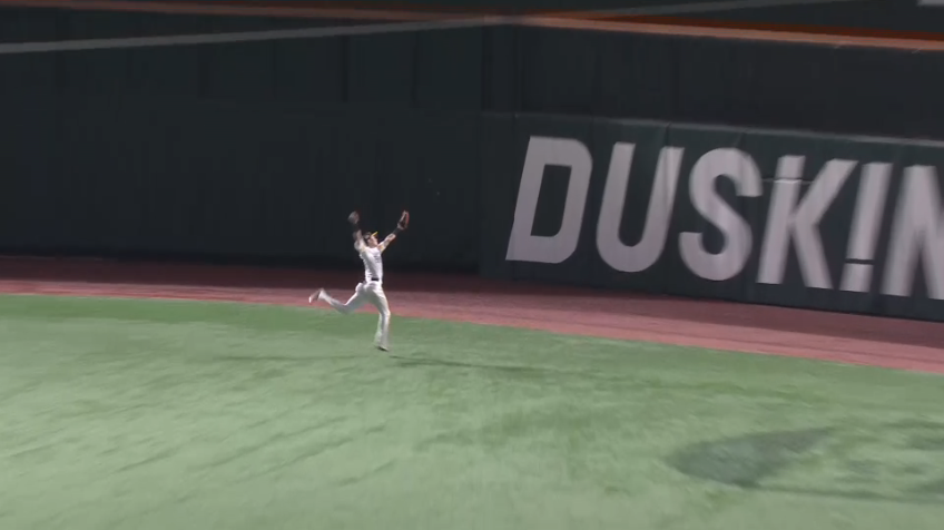 2回表・H周東佑京 一打同点のピンチを救うスーパーキャッチ!!