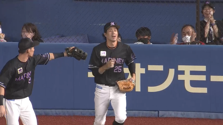 5回表・M岡大海 フェンス手前の球をスライディングキャッチ!!