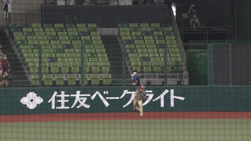 8回表・L西川愛也 フェンス際ギリギリの打球をナイスキャッチ!!