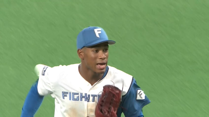 4回表・F万波中正 ライトからの好返球で得点を阻止する!!