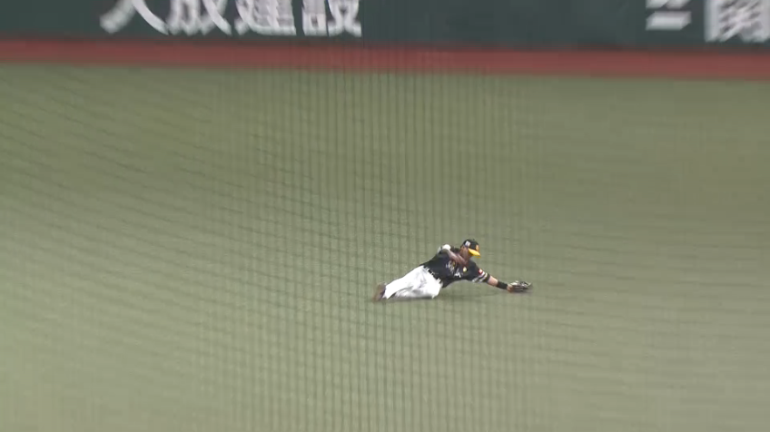 4回裏・H柳田悠岐 ライト前に落ちそうな打球をスライディングキャッチ!!