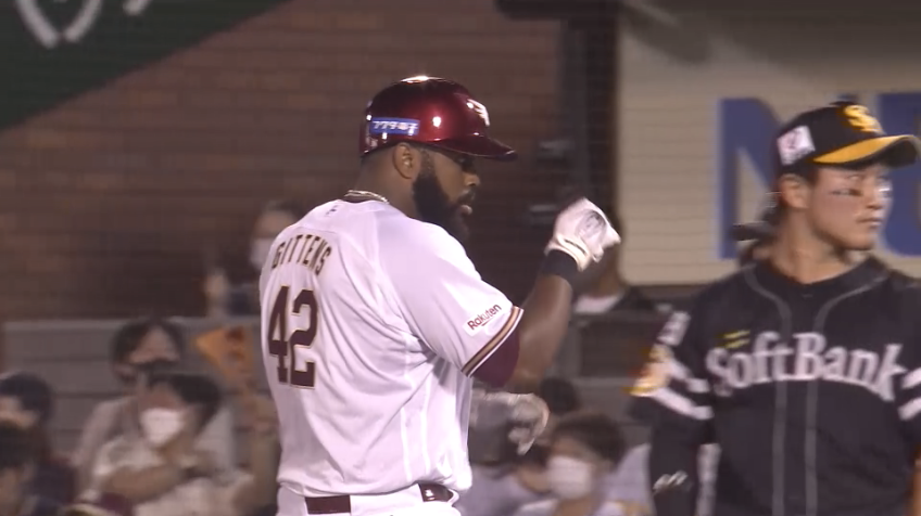 4回裏・Eギッテンス 三遊間を鋭く抜けていくヒットを放ち来日初安打をマーク!!