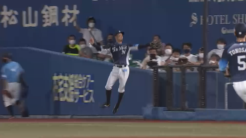 1回裏・L若林楽人 フェンスに激突しながらもジャンピングキャッチ!!