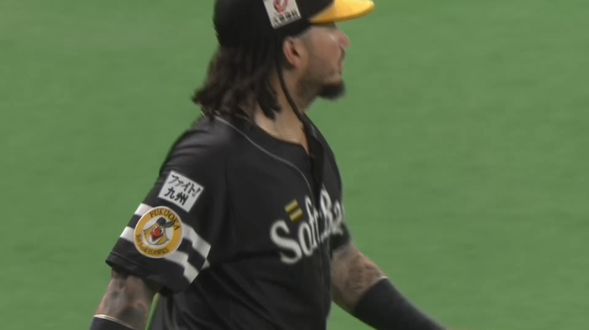 8回裏・Hガルビス カメラを気にしながらナイスキャッチ!!