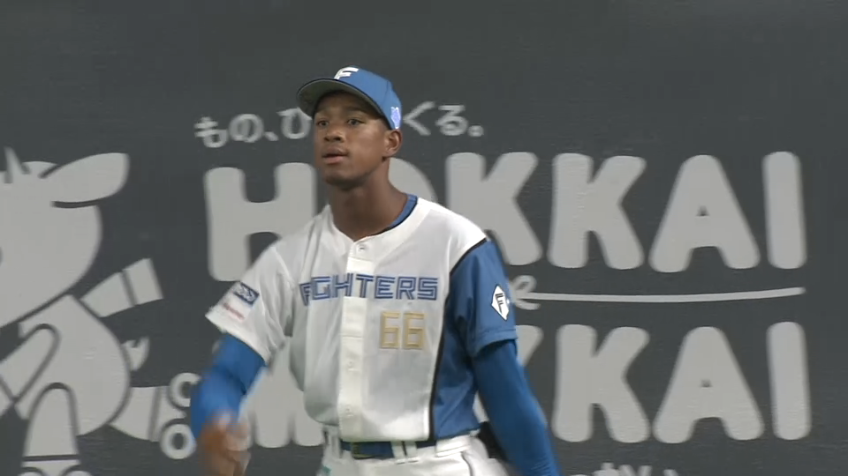 2回表・F万波中正 フェンス際の打球を後ろ向きでキャッチ!! ナイスプレーを見せる!!