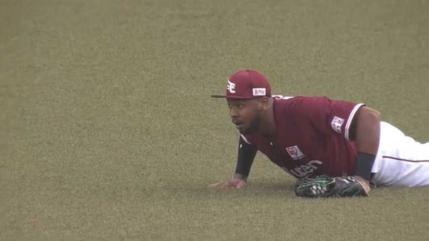 2回裏・Eオコエ瑠偉 逃げていく難しい打球をダイビングキャッチ!! 追加点を許さない!!