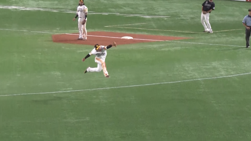 8回表・H今宮健太 頭上のライナーをジャンプでナイスキャッチ!!