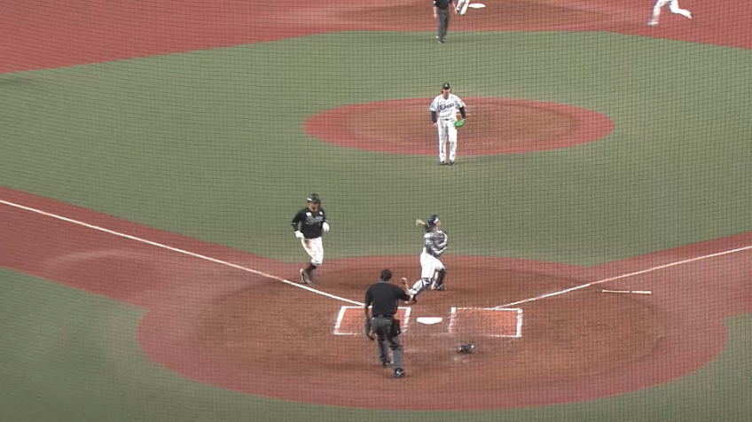 4回表・L森友哉 送球を受け取ってからの素早い捌きで満塁のピンチをしのぐダブルプレー!!