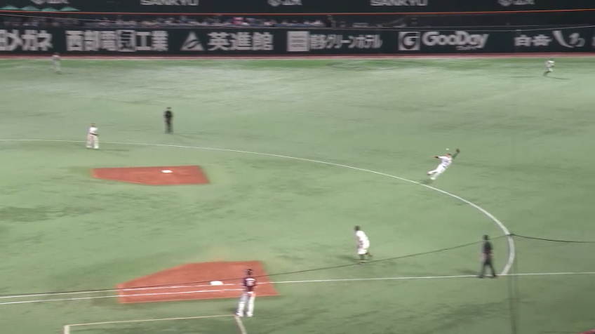 4回表・H三森大貴 ジャンプ一番!! ピッチャーを助けるファインプレー!!