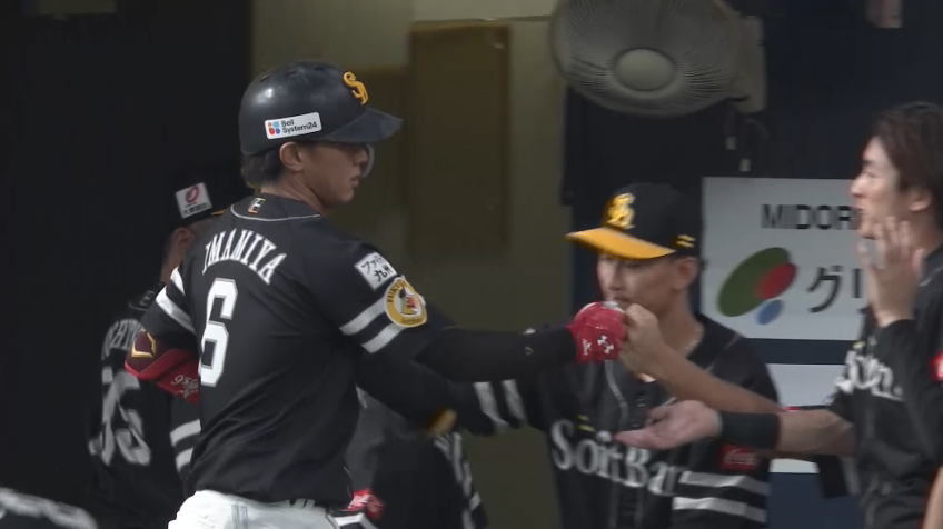 7回表・H今宮健太 高く上がった打球はスタンドへ!! 点差を詰めるソロホームラン!!