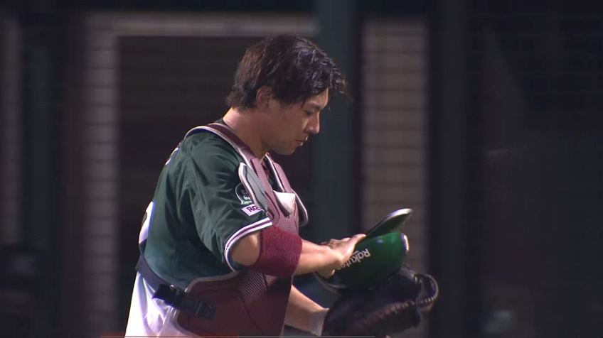 2回表・E炭谷銀仁朗 流石の強肩!! 盗塁阻止で得点を与えない!!