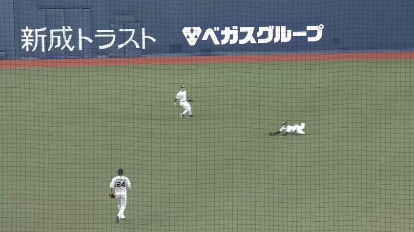 3回表・B渡部遼人 左中間に落ちそうな打球をダイビングキャッチ!! ファインプレーを見せる!!