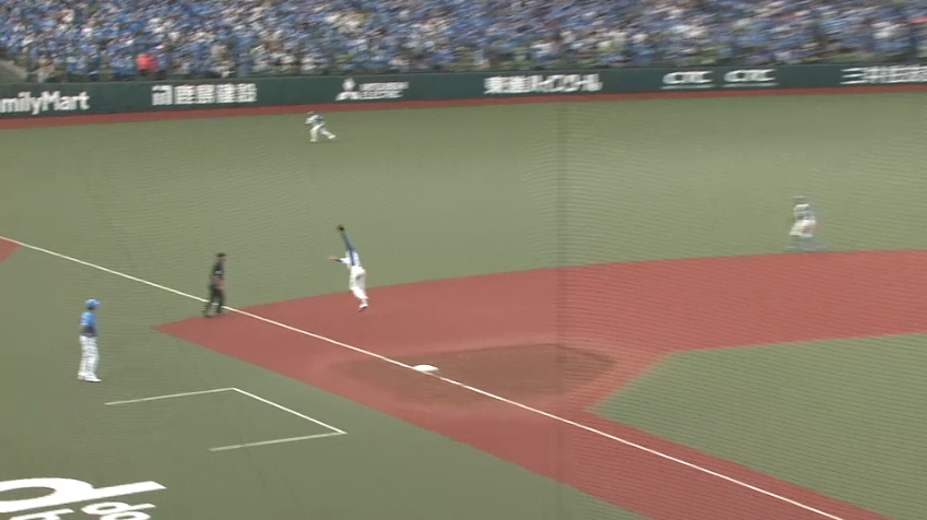 5回裏・F谷内亮太 頭上を越えそうな打球をジャンピングキャッチ!!